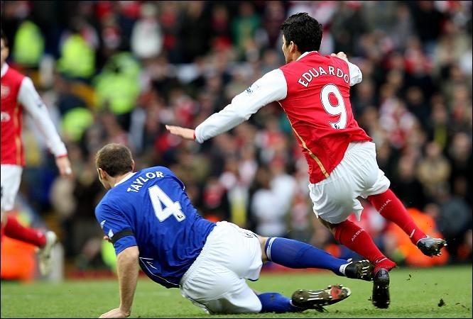 Pha gãy chân rùng rợn của tiền đạo Eduardo (Arsenal) sau pha va chạm với Taylor (Birmingham) năm 2008.
